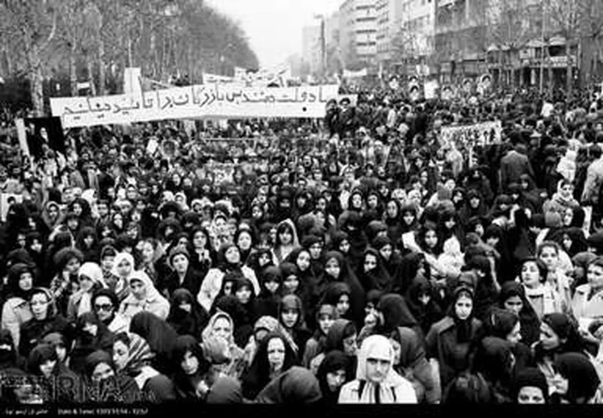 بازخوانی تصویری تاریخ از راهپیمایی مردم در حمایت از دولت موقت در 17 بهمن 1357