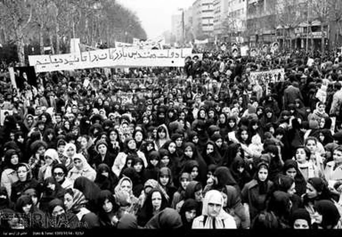 بازخوانی تصویری تاریخ از راهپیمایی مردم در حمایت از دولت موقت در 17 بهمن 1357