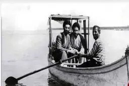 تصویر دهه40 مقام معظم رهبری در تالاب انزلی