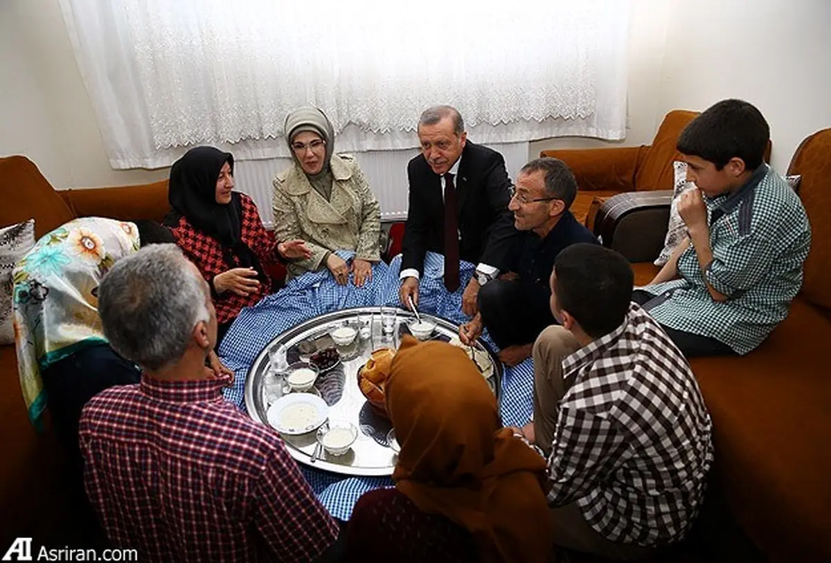افطار اردوغان با فقرا/عکس