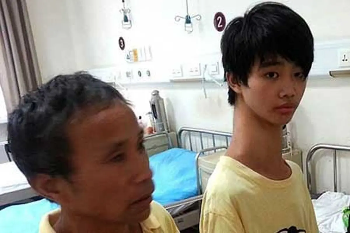 مشکلات زندگی پسر گردن زرافه ای/عکس