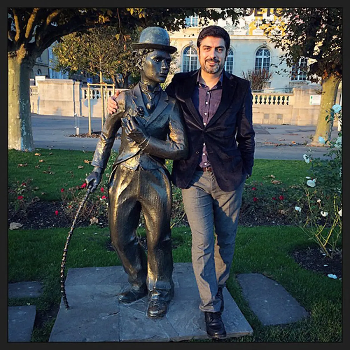 مهدی پاکدل در كنار مقبره چارلي چاپلين/عکس