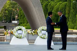 بازدید اوباما از محل بمباران اتمی هیروشیما/ تصاویر