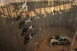 هنرنمایی روی دیوار مرگ/ تصاویر