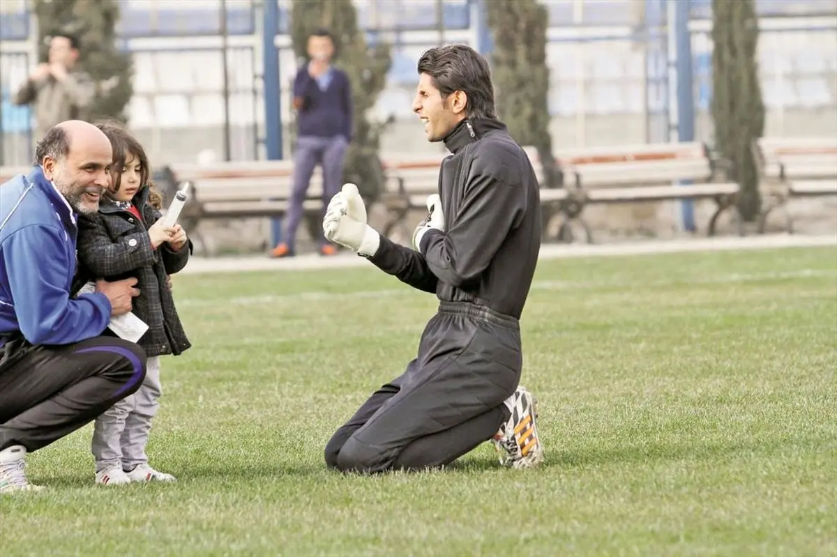 آمپول زنی یک دختر برای بازیکنان استقلال +عکس