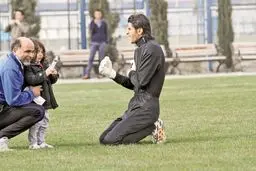 آمپول زنی یک دختر برای بازیکنان استقلال +عکس