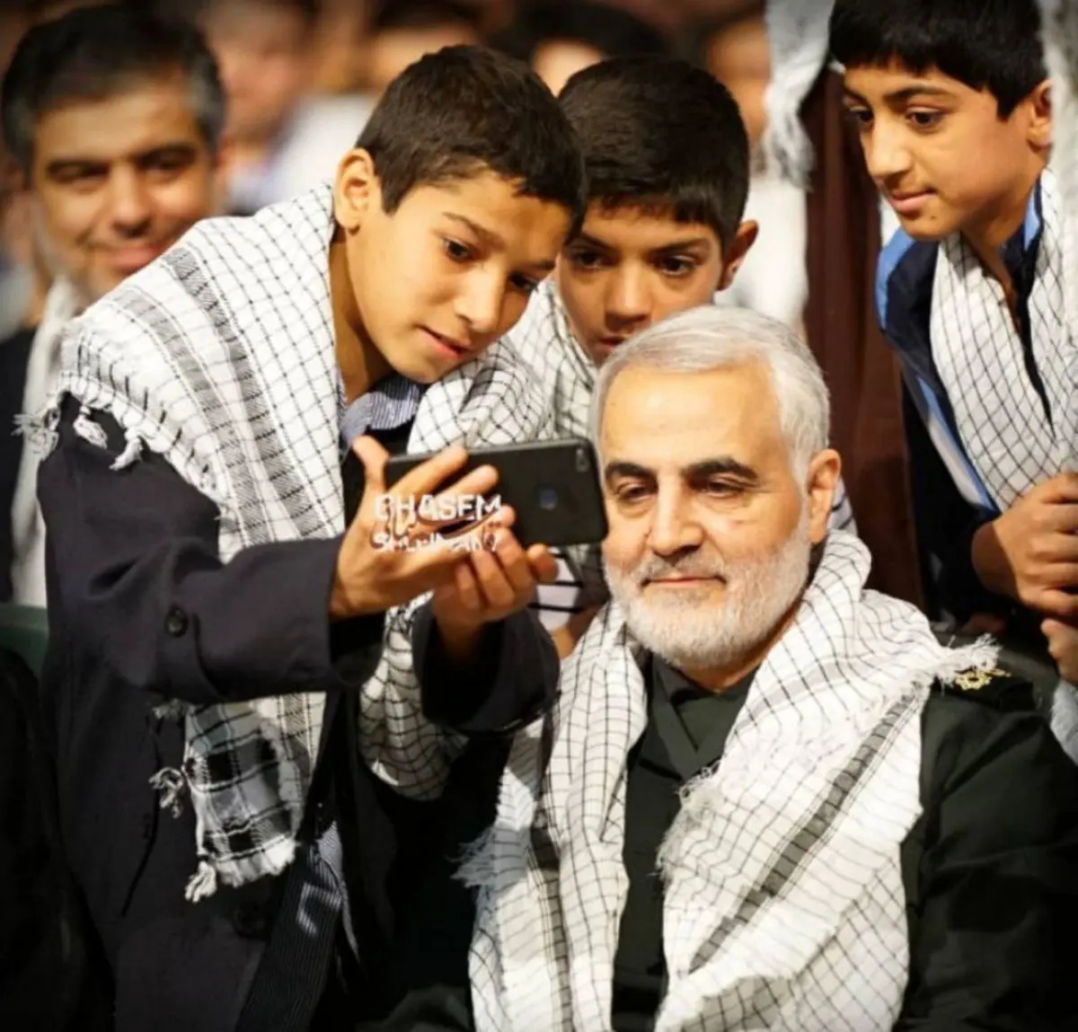 عکس: سلفی امروز فرزندان شهدا با سردار سلیمانی