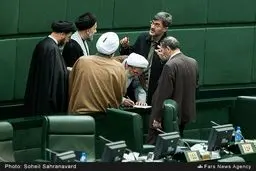 صحبت نمایندگان دلواپس در گوشه‌ای از مجلس /عکس