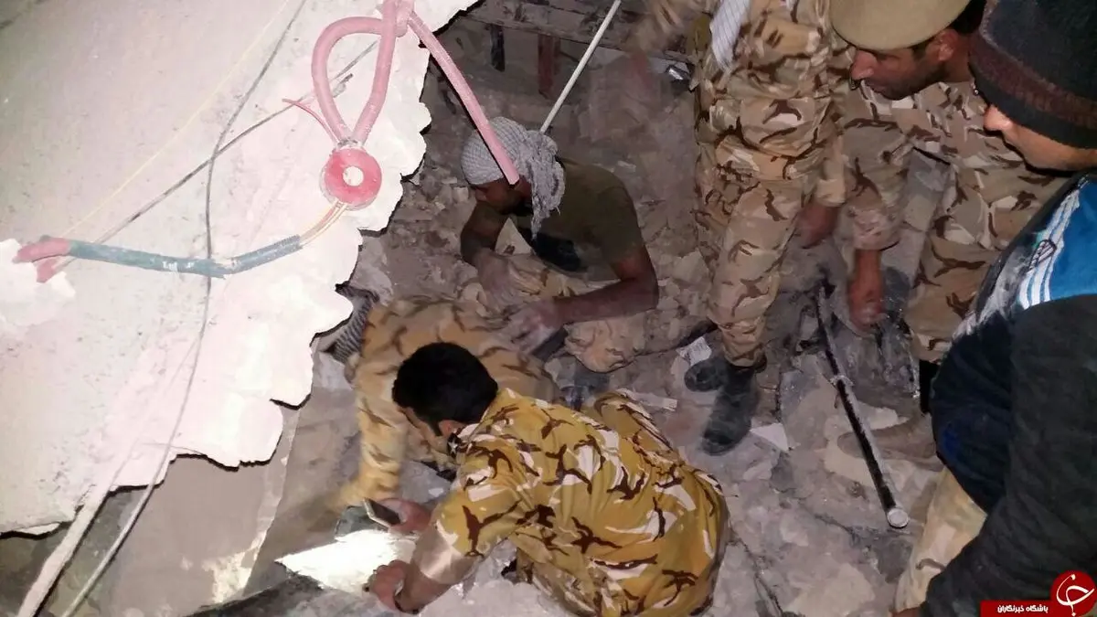 نجات مردم از زیر آوار زلزله توسط تکاوران ارتش/تصاویر