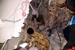 نجات مردم از زیر آوار زلزله توسط تکاوران ارتش/تصاویر