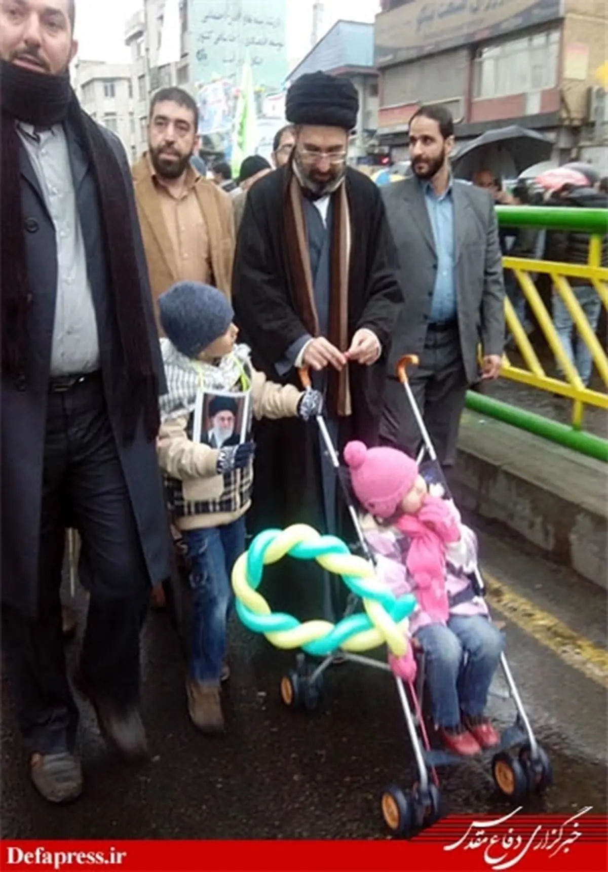 نوه‌های رهبر انقلاب در راهپیمایی امروز/ عکس