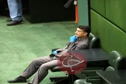 تصویری معنی‌دار از «محمد عزیزی» در صحن علنی امروز مجلس!