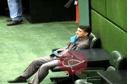 تصویری معنی‌دار از «محمد عزیزی» در صحن علنی امروز مجلس!