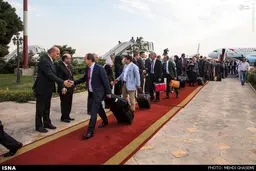 هیات همراه چمدان به دست رئیس جمهور اتریش/عکس