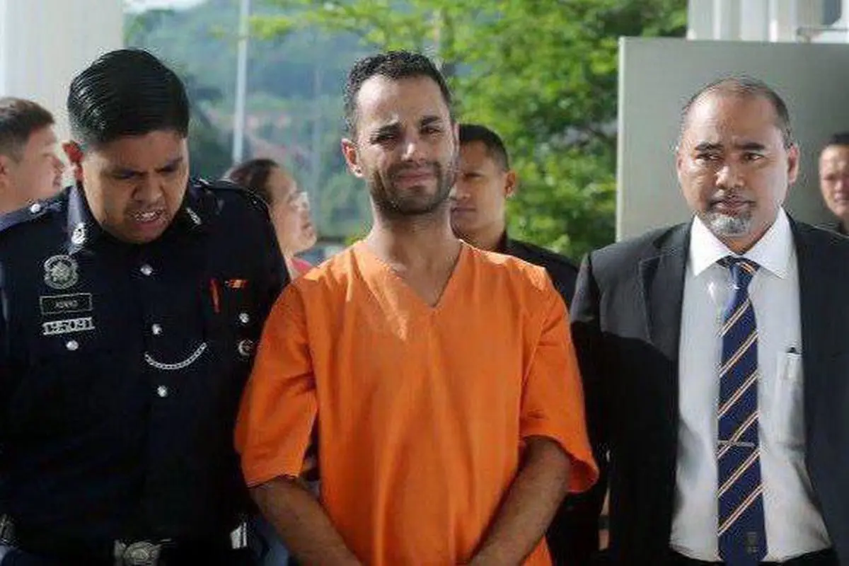 تصویری از زندانی شدن یک ایرانی در مالزی به اتهام استعمال سیگار