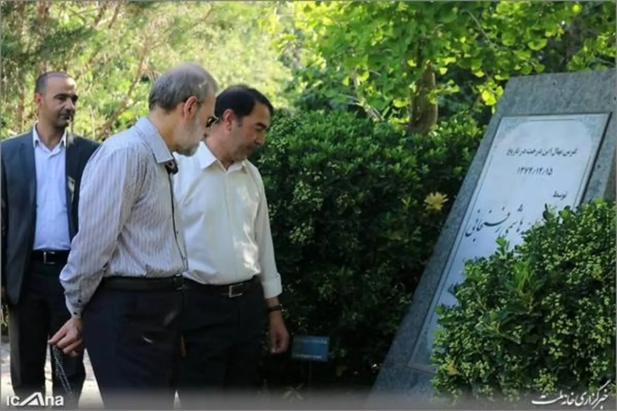 عکس/ لاریجانی در حال تماشای درختی که مرحوم آیت الله هاشمی کاشته بود