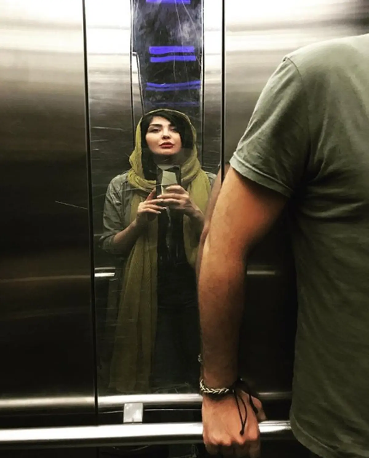 سلفی مریم معصومی در آسانسور سینما