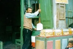 تصویری از بستنی فروش در دهه 30