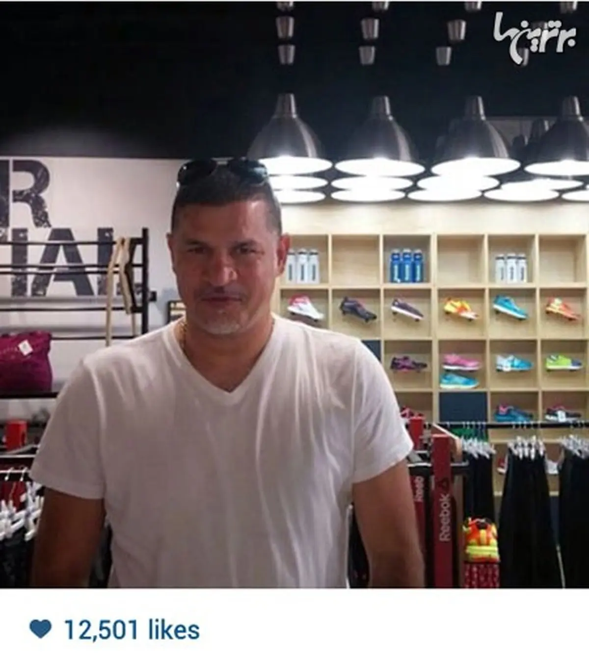 علی دایی در فروشگاه لباسش/ عکس