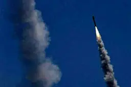 لحظه شلیک موشک به سمت فرودگاه «بن گوریون» تل‌آویو