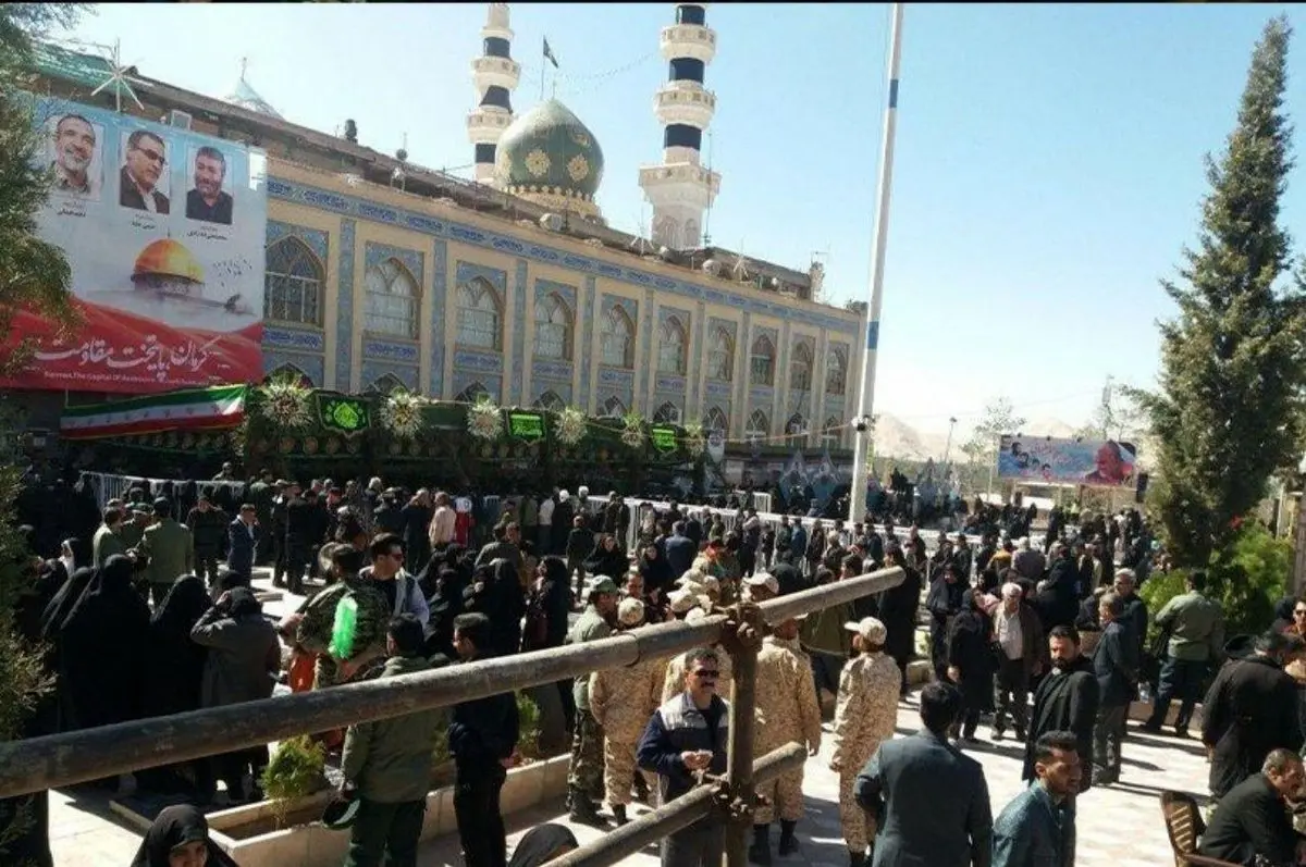 عکسی از صف طولانی مشتاقان زیارت مزار سردار قاسم سلیمانی