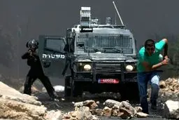 نبرد نابرابر مبارز فلسطینی و یک سرباز اسرائیلی/عکس