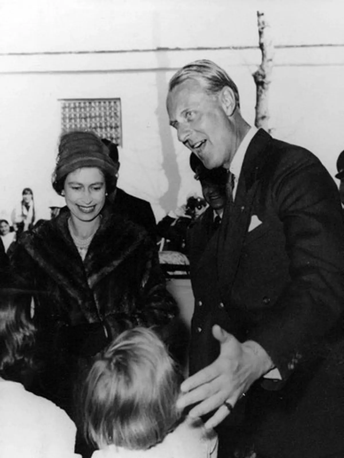 تصویری قدیمی و دیده نشده از سفر ملکه انگلیس و همسرش به ایران