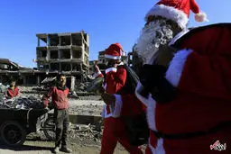 تصویری از ورود بابانوئل ها به شهر جنگ زده سوریه