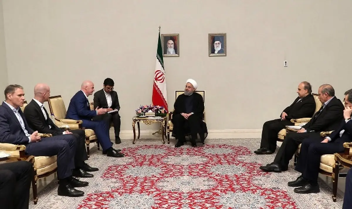 اهدای پیراهن شماره 7 فیفا به رئیس‌جمهور و دعوت به افتتاحیه جام جهانی/ روحانی: فدراسیون‌های منطقه‌ای باید دنبال افزایش دوستی ملت‌ها باشند + عکس