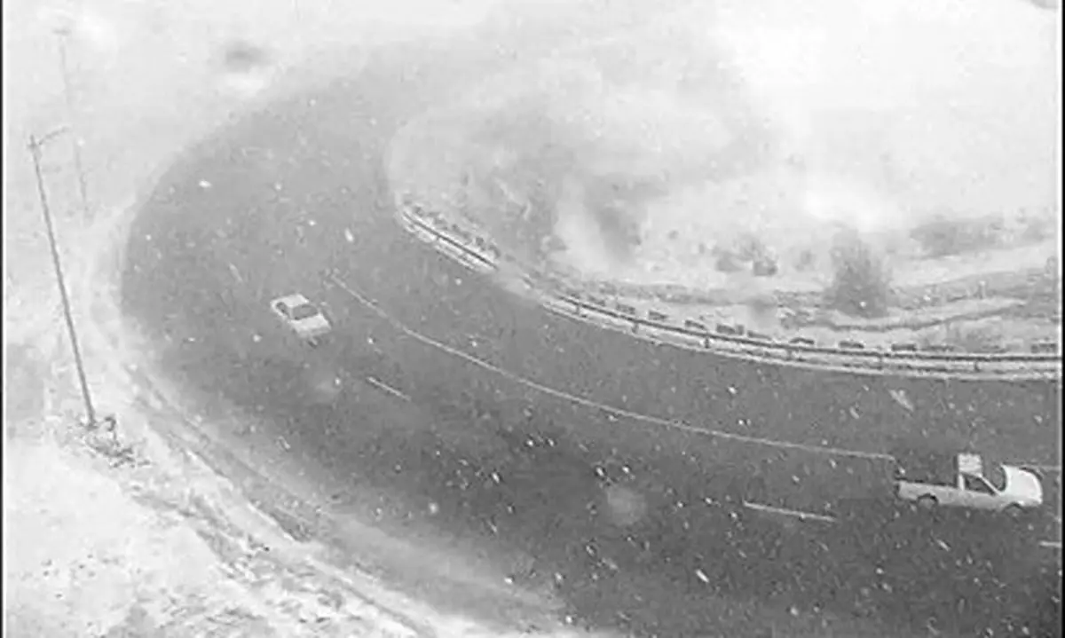 بارش سنگین برف در گردنه حیران/عکس