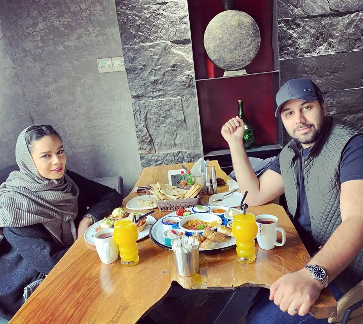 عکس خواننده محبوب و همسرش سر میز ناهار