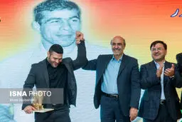 وزیر ورزش دست کشتی گیر المپیکی را بالا برد!/عکس