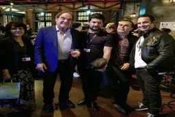 تصویری از حامد بهداد در کنار الیور استون کارگردان صورت زحمی