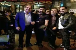 تصویری از حامد بهداد در کنار الیور استون کارگردان صورت زحمی