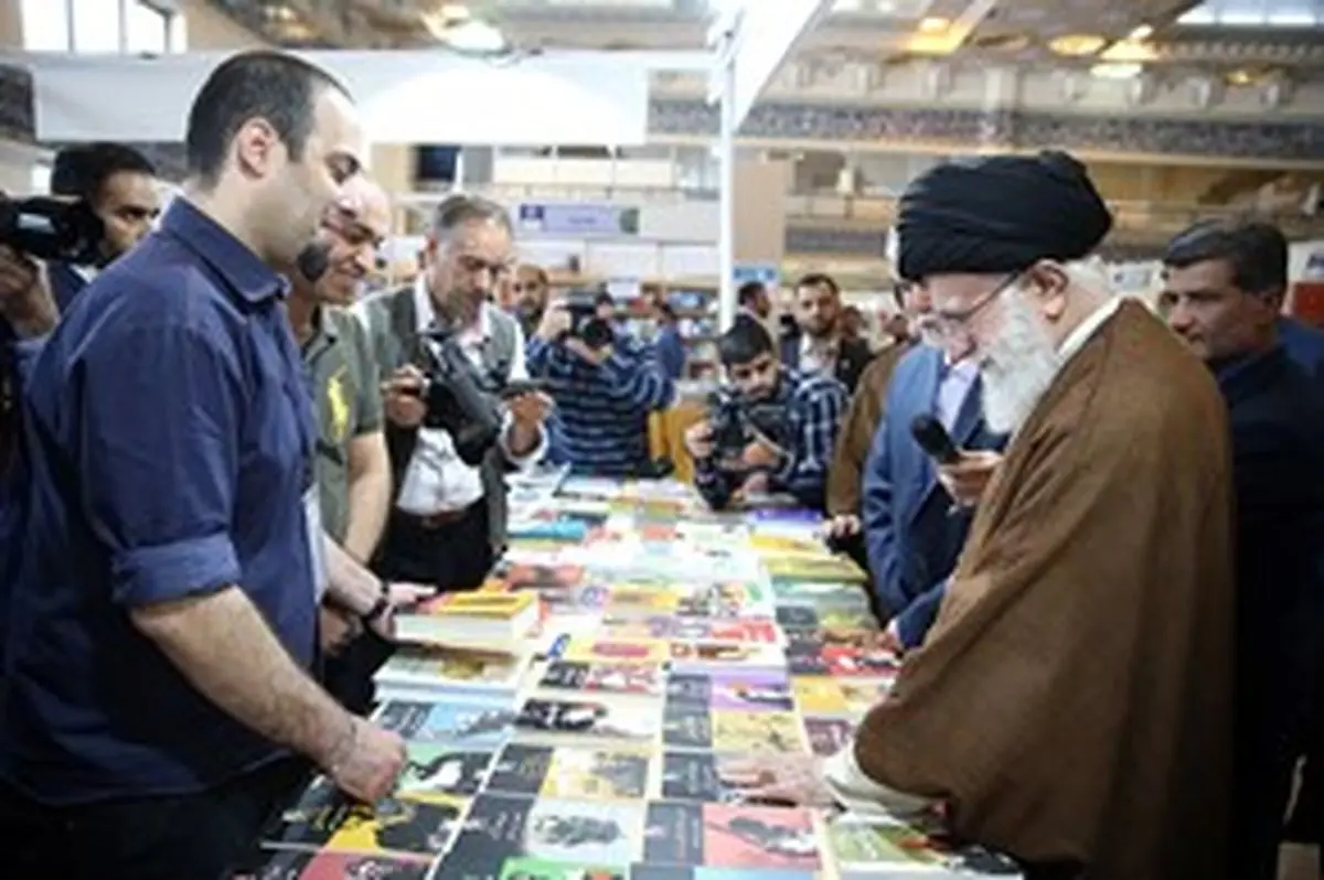 تصاویری از بازدید رهبرانقلاب از سی‎و‌‌یکمین نمایشگاه بین‌المللی کتاب تهران