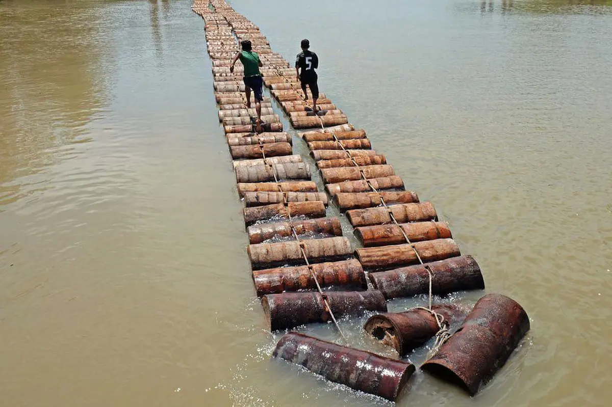 شرکت کنندگان در طی یک جشنواره فرهنگی سنتی بر روی طاق نخی ساگو شناور رقابت میکنند/عکس