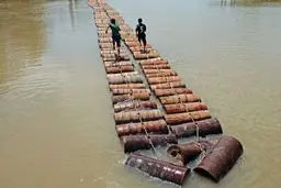 شرکت کنندگان در طی یک جشنواره فرهنگی سنتی بر روی طاق نخی ساگو شناور رقابت میکنند/عکس