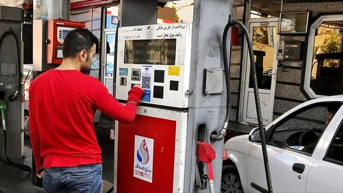 جزئیات طرح مجلس برای تغییر در شیوه سهمیه‌بندی بنزین / تخصیص سهمیه بنزین، به جای خودروها به افراد خانواده ها / به هر فرد از جامعه، ماهیانه ۲۰ لیتر بنزین تعلق گیرد