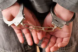دستگیری مردی با لباس زنانه در آرایشگاه زنانه