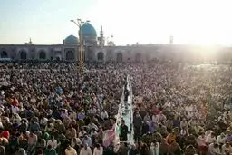 حضور انبوه نمازگزاران عید فطر در حرم رضوی/عکس