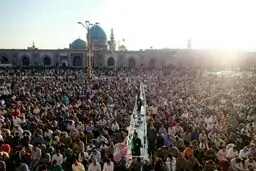 حضور انبوه نمازگزاران عید فطر در حرم رضوی/عکس