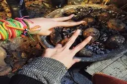 عکس جدید سحر قریشی لب ساحل و درست کردن سیب زمینی ذغالی