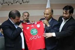 اهدای پیراهن تیم تراکتورسازی تبریز به محسن رضایی /عکس