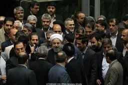 روحانی با استقبال کدام نمایندگان وارد صحن علنی مجلس شد؟/ عکس