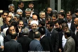 روحانی با استقبال کدام نمایندگان وارد صحن علنی مجلس شد؟/ عکس