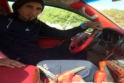 ستاره استقلال اسلحه حمل می‌کند!/ عکس