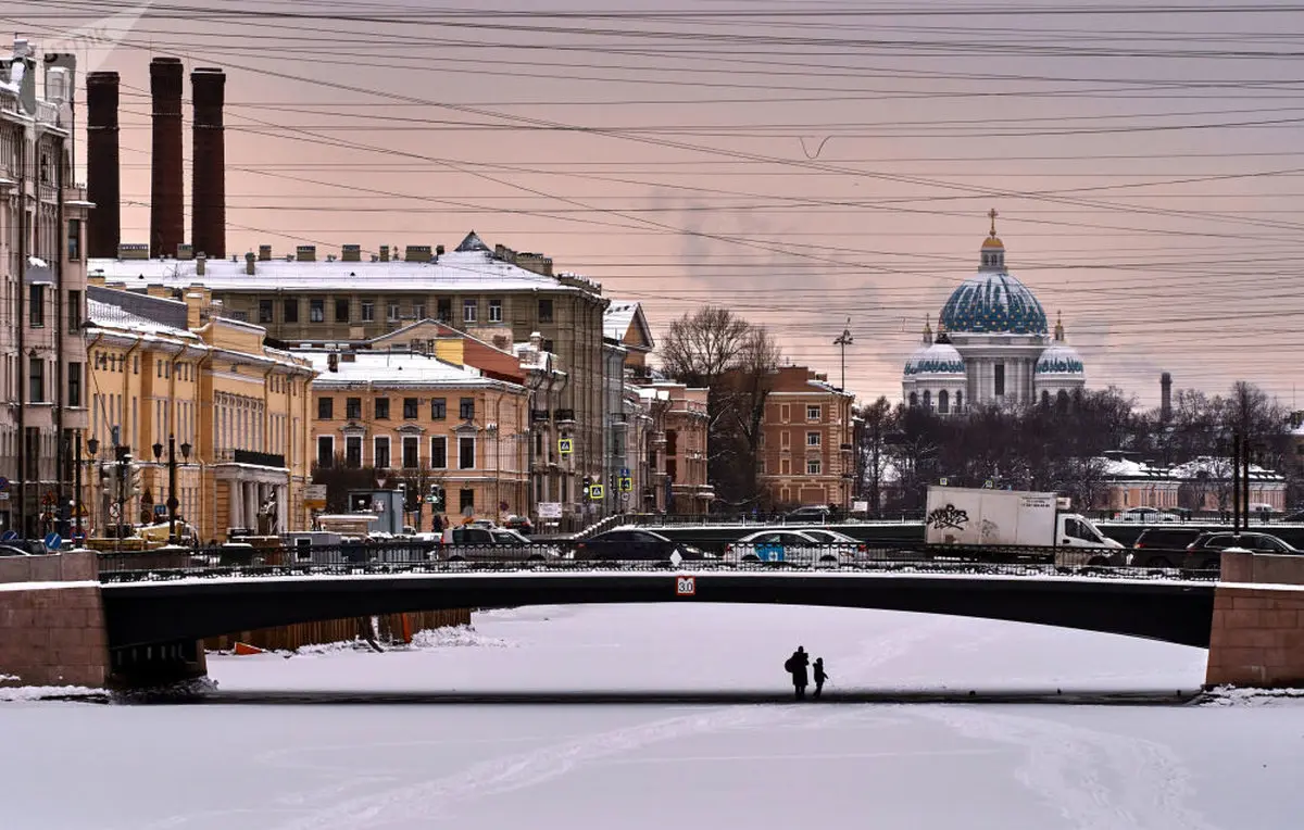 مردم روی رودخانه یخ زده در سنت پترزبورگ+عکس