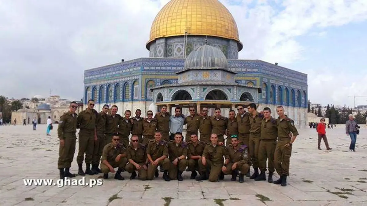 عکس یادگاری نظامیان صهیونیست مقابل مسجد قبه الصخره