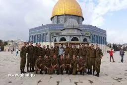 عکس یادگاری نظامیان صهیونیست مقابل مسجد قبه الصخره