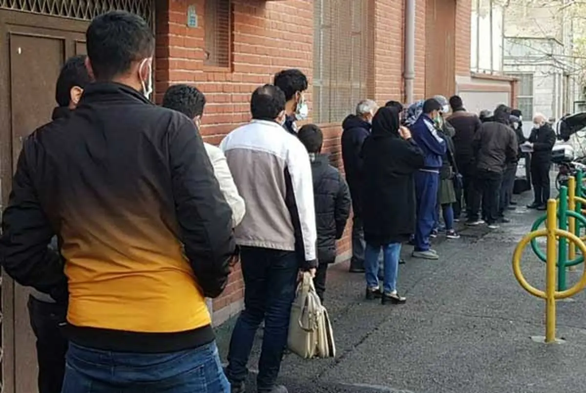 تصویری از صف دیدار با احمدی‌نژاد مقابل خانه‌اش در نارمک